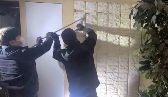 [서울=뉴시스]호텔과 유흥주점을 연결해 불법 영업을 이어오던 국내 최대 규모의 '풀살롱'이 29일 경찰에 적발됐다.2021.10.29.(사진=수서경찰서 제공)photo@newsis.com