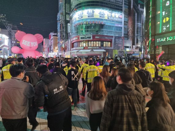 29일 오후 10시 서울 마포구 홍대입구 근처, 인파들이 붐비자 경찰들이 계도 활동을 하고 있다./사진=김해솔 기자