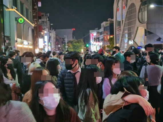 29일 오후 10시 서울 마포구 홍대입구 근처, 식당 등의 영업시간이 끝나자 인파들이 붐비기 시작했다./사진=김해솔 기자