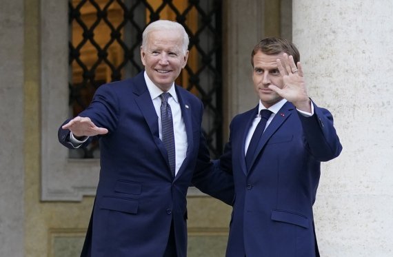 [워싱턴=AP/뉴시스]조 바이든 미국 대통령(왼쪽)이 29일(현지시간) 이탈리아 로마 교황청 주재 프랑스 대사관에서 에마뉘엘 마크롱 프랑스 대통령을 만난 뒤 포즈를 취하고 있다. 2021.10.29. /사진=뉴시스