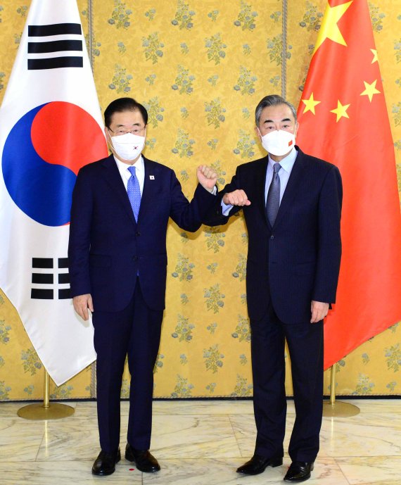 정의용 외교부 장관(왼쪽)과 왕이 중국 외교담당 국무위원이 회담을 갖고 기념 촬영을 하고 있다. 외교부 제공