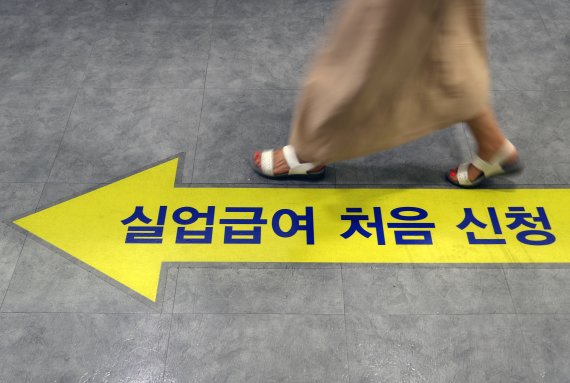 [서울=뉴시스]고승민 기자 = 지난 7월13일 서울서부고용복지플러스센터를 찾은 구직자가 상담을 받으러 가고 있다. 2021.07.13. kkssmm99@newsis.com
