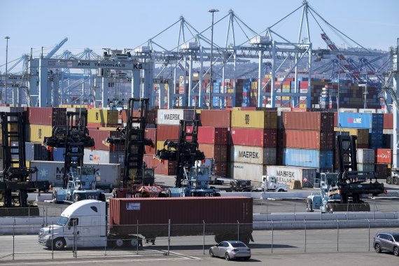 지난달 20일(현지시간) 미국 캘리포니아주 산페드오 항구에 하역된 콘테이너들이 쌓여있다.AP뉴시스