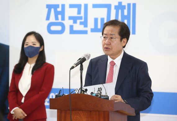 홍준표 공약 "주 52시간 잠정중단..수능 年 2회 실시"