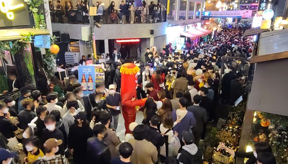 핼러윈 인파로 붐비는 이태원