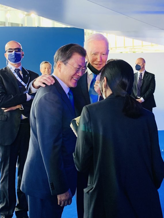 문재인 대통령이 10월 30일(현지시간) 이탈리아 로마 누볼라 컨벤션에서 열린 G20 공식 환영식에 도착해 조 바이든 미국 대통령과 대화하고 있다.<div id='ad_body3' class='mbad_bottom' ></div> /사진=뉴시스