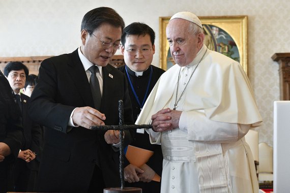 문재인 대통령이 지난 29일 프란치스코 교황에게 DMZ 철조망 십자가를 선물하고 있다. 문 대통령은 /사진=뉴스1