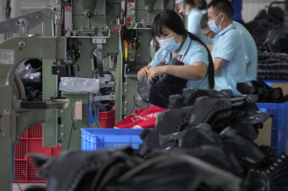 중국 공장에서 직원들이 제품을 생산하고 있다. /사진=뉴시스
