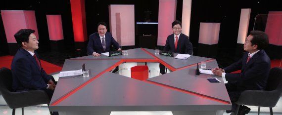 31일 오후 서울 여의도 KBS본관 스튜디오에서 열린 국민의힘 제20대 대선 경선후보자 10차 토론회에서 원희룡(왼쪽부터), 윤석열, 유승민, 홍준표 후보가 토론 시작 전 대화를 나누고 있다. 2021.10.31/뉴스1 © News1 오대일 기자