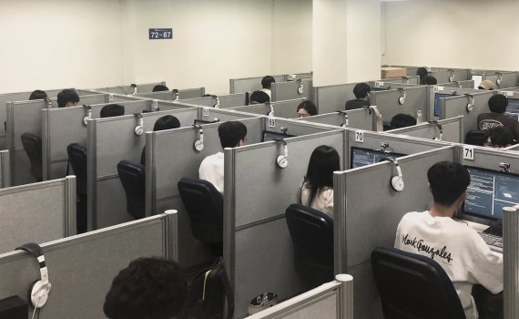 [서울=뉴시스] 코딩테스트 응시자들이 '코스 프로'를 진행하고 있다. (사진=YBM 제공) 2021.10.19. photo@newsis.com *재판매 및 DB 금지