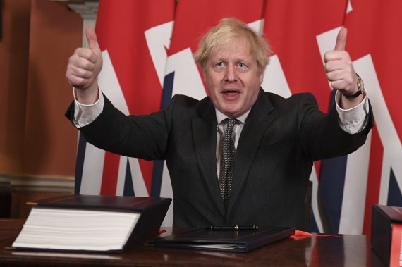 보리스 존슨 영국 총리가 2020년 12월 30일(현지시간) 브렉시트 미래관계 협정 합의안에 서명한 후 엄지를 들어보이고 있다. AP뉴시스