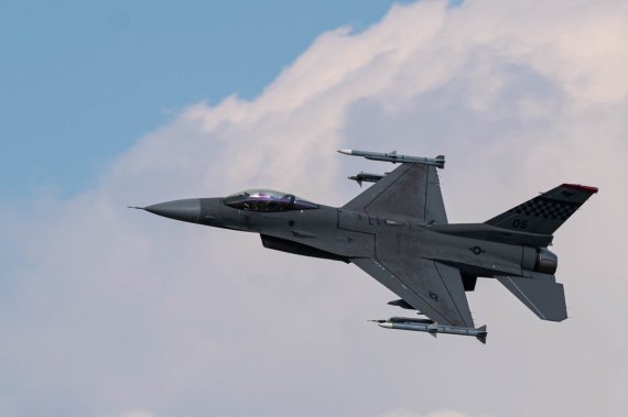 지난 10월 14일 경기도 평택 소재 주한 미공군 오산기지를 이륙한 F-16 '파이팅팰컨'' 전투기. 사진=미군 인도태평양사령부 제공