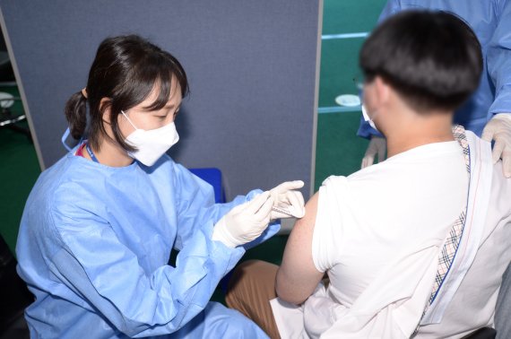 광주 북구 한 병원에서 고등학생이 화이자 백신을 접종받고 있다. /사진=뉴스1