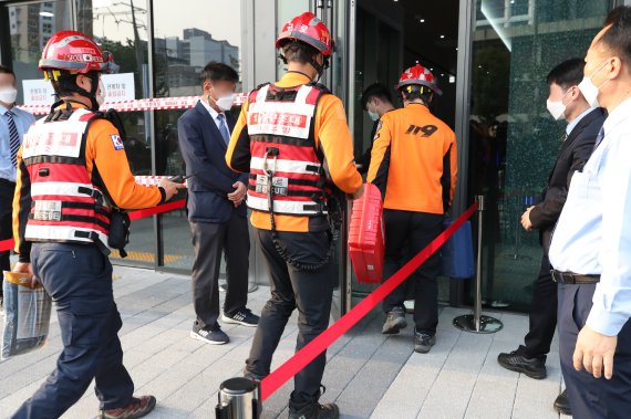 [서울=뉴시스] 조수정 기자 = 지난달 26일 오후 서울 금천구 가산동 가산메트로지식산업센터에서 경찰, 소방, 국립과학수사연구원이 화재진압용 소화약제 가스 누출 사고 현장 감식중인 가운데 구로소방서 구조대원들이 공구 등을 들고 건물 내부로 들어가고 있다. 2021.10.26. chocrystal@newsis.com