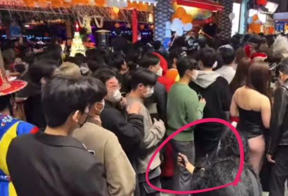 핼러윈 이태원서 女엉덩이 몰카범에, 주변 남성 '엄지척'