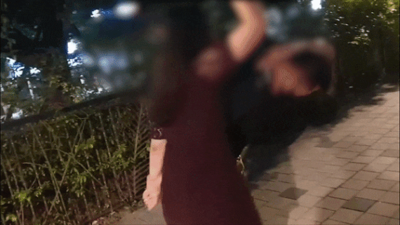 지난 7월 30일 서울 아파트 산책로에서 20대 여성이 40대 남성을 폭행하는 모습. 보배드림