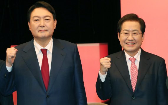 25일 대전KBS에서 열린 국민의힘 대선후보 충청지역 합동토론회에서 윤석열, 홍준표 후보가 기념촬영을 하고 있다. 2021.10.25/뉴스1 © News1 김기태 기자