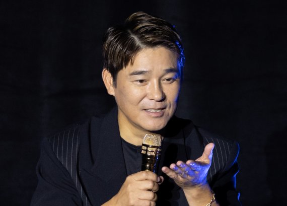 가수 임창정이 1일 오후 서울 영등포구 CGV에서 정규 17집 ‘별거 없던 그 하루로’ 발매 기념 쇼케이스를 하고 있다. 전체적인 앨범의 색은 브리티쉬 팝으로, 이번 앨범은 고급스러운 분위기와 고음에 치우치지 않고 감성을 이끌어내는 절제된 창법, 편안한 보이스의 곡들로 채워졌다. 2021.11.1/뉴스1 © News1 이재명 기자