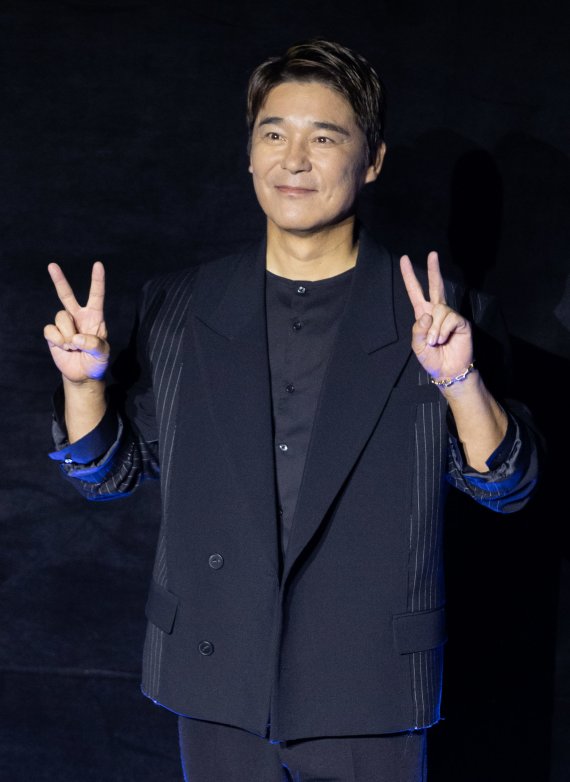 가수 임창정이 1일 오후 서울 영등포구 CGV에서 열린 정규 17집 ‘별거 없던 그 하루로’ 발매 기념 쇼케이스에서 포토타임을 갖고 있다. 전체적인 앨범의 색은 브리티쉬 팝으로, 이번 앨범은 고급스러운 분위기와 고음에 치우치지 않고 감성을 이끌어내는 절제된 창법, 편안한 보이스의 곡들로 채워졌다. 2021.11.1/뉴스1 © News1 이재명 기자