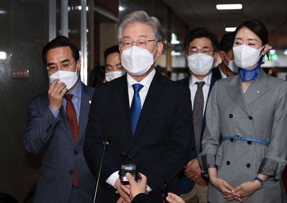 이재명 더불어민주당 대선 후보가 1일 오전 서울 여의도 국회에서 박병석 국회의장을 예방한 후 취재진의 질문에 답하고 있다. 2021.11.1/뉴스1 © News1 오대일 기자