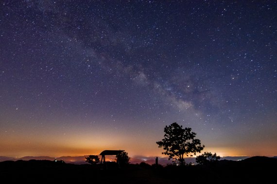 【합천=뉴시스】합천 황매산에서 바라본 밤하늘 모습 (사진=합천군 제공) photo@newsis.com