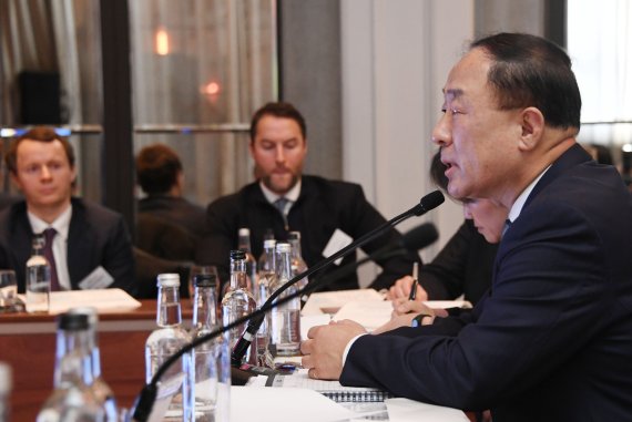 홍남기 부총리가 영국 런던 코린시아 호텔에서 열린 한국경제설명회(IR)에서 투자자들의 질문에 답변을 하고 있다. (기재부 제공)