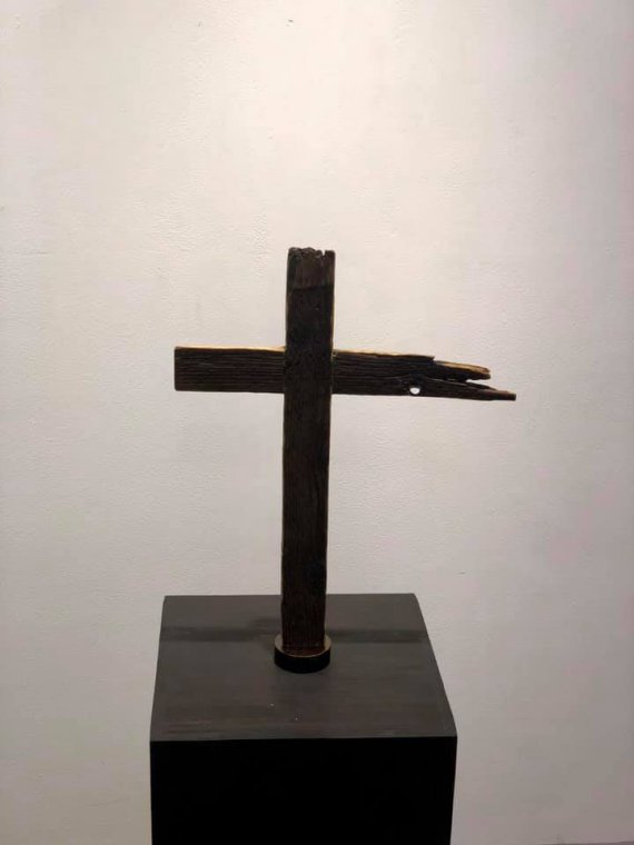 박용만 대한상공회의소 명예회장이 지난해 프란체스코 교황에 선물한 나무 십자가. 박 명예회장은 동대문 시장의 '구르마'를 해체해 나무 십자가 10개를 만들었고, 문재인 대통령과 염수정 추기경에게도 하나씩 선물했다.<박용만 명예회장 페이스북>© 뉴스1