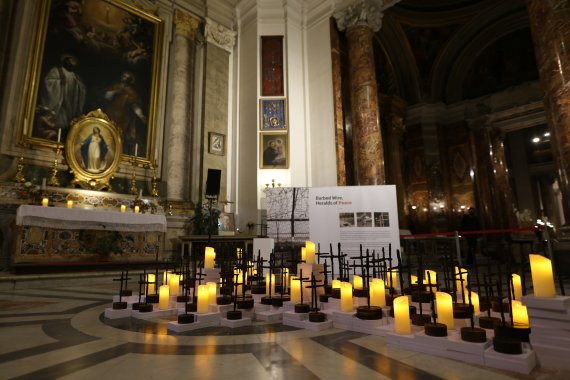 지난 29일(현재시간)이탈리아 로마 산티냐시오 성당에서 열린 '철조망, 평화가 되다' 전시회에 한반도 모양으로 십자가 136개가 전시돼 있다. (청와대 제공) © 뉴스1