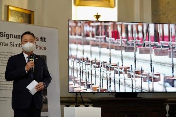 박용만 대한상공회의소 명예회장(재단법인 '같이 걷는 길' 이사장)이 지난달 29일부터 이탈리아 로마에서밀 열리고 있는 '철조망, 평화가 되다' 전시와 관련한 사진전에 대해 설명하고 있다. 대형 모니터는 삼성전자가 제공했다.© 뉴스1