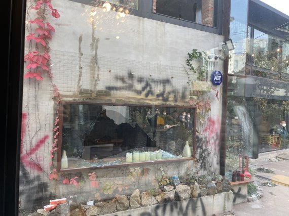 서울 종로구 인사동 미술관 '코트' 내 일부 가게의 유리창을 용역 업체 직원이 부수고 있다 /사진=박지연 기자