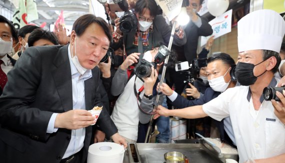 윤석열 국민의힘 대선 예비후보가 2일 충남 천안시 동남구 천안중앙시장에서 호떡을 맛보고 있다. 2021.11.2/뉴스1 © News1 장수영 기자