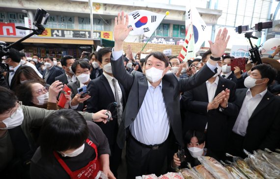 윤석열 국민의힘 대선 예비후보가 2일 충남 천안시 동남구 천안중앙시장을 방문해 지지자들에게 손을 들어보이고 있다. 2021.11.2/뉴스1 © News1 장수영 기자
