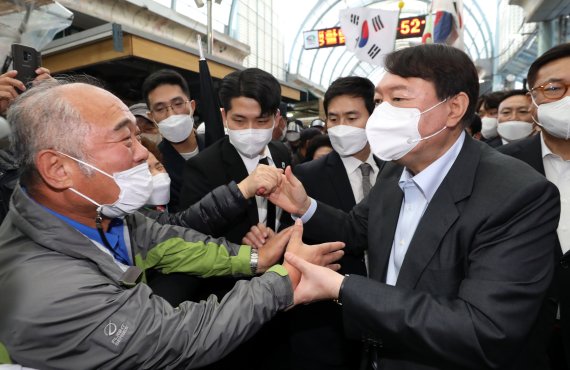 윤석열 국민의힘 대선 예비후보가 2일 충남 천안시 동남구 천안중앙시장을 방문해 지지자들과 인사를 나누고 있다. 2021.11.2/뉴스1 © News1 장수영 기자