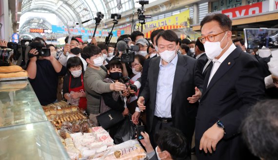 윤석열 국민의힘 대선 예비후보가 2일 충남 천안시 동남구 천안중앙시장을 방문해 빵집에서 빵을 구매하고 있다. 2021.11.2/뉴스1 © News1 장수영 기자