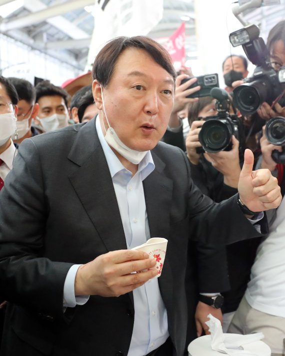윤석열 국민의힘 대선 예비후보가 2일 충남 천안시 동남구 천안중앙시장에 위치한 호떡집에서 엄지손가락을 치켜세우고 있다. 2021.11.2/뉴스1 © News1 장수영 기자