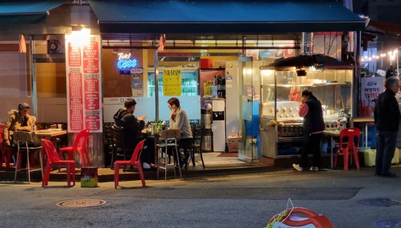 2일 오전 2시쯤 서울 중구 신당동 먹자골목의 한 가게 노상에 손님들이 앉아 있다. /사진=김해솔 기자