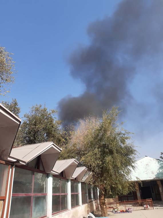2일(현지시간) 아프가니스탄 카불의 사르다르 모하마드 국립 군 병원 인근에서 연기가 피어오르고 있다.로이터뉴스1