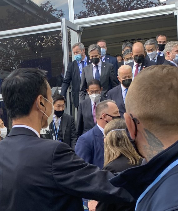 백색 마스크를 착용한 기시다 후미오 일본 총리(가운데)가 2일(현지시간) 영국 글래스고에서 조 바이든 미국 대통령(오른쪽)과 나란히 주요 7개국(G7) 회의장으로 이동하고 있다.뉴시스