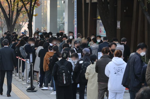 3일 오전 서울 송파보건소에 마련된 코로나19 선별진료소를 찾은 시민들이 검사를 받기 위해 대기하고 있다. 뉴스1 제공.