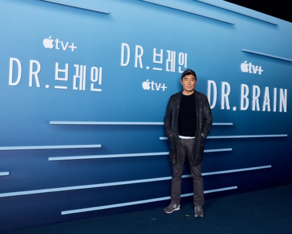 [서울=뉴시스]3일 Apple TV+ 'Dr. 브레인'(닥터 브레인)의 제작발표회가 온라인으로 열렸다. 김지운 감독이 포즈를 취하고 있다.(사진=Apple TV+ 제공)2021.11.03 photo@newsis.com *재판매 및 DB 금지 /사진=뉴시스