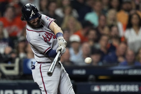 [휴스턴=AP/뉴시스] 애틀랜타 브레이브스의 댄스비 스완슨이 2일(현지시간) 미 텍사스주 휴스턴의 미닛메이드 파크에서 열리고 있는 2021 메이저리그 휴스턴 애스트로스와의 월드시리즈(7전4선승제) 6차전 5회 초 2점 홈런을 치고 있다. 3승2패로 우승에 1승만을 남겨둔 애틀랜타는 6회 현재 6-0으로 앞서 있다. 2021.11.03.