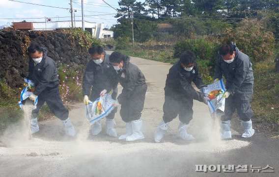 제주농협, 가축질병 방역활동 강화…AI 차단 방역 나서