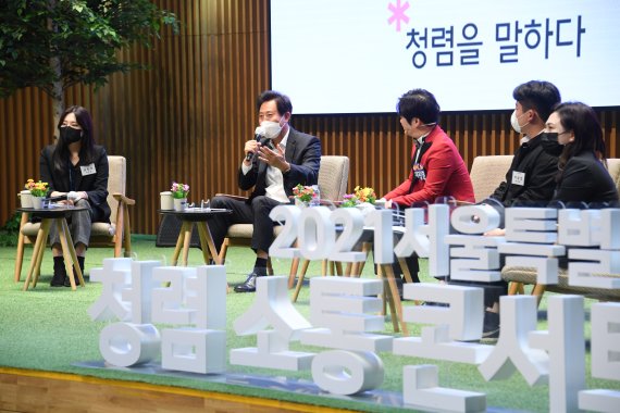 서울시는 3일 서울시청에서 청렴한 조직문화를 만들기 위한 교육 프로그램 '2021 청렴 소통 콘서트'를 온·오프라인으로 개최했다. 이날 오세훈 서울시장이 행사에 참여해 서울시 직원과 이야기를 나누고 있다. 사진=서울시