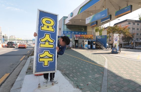 [fn사설] 요소수 사태, 물류대란 번지기 전에 대책 마련해야