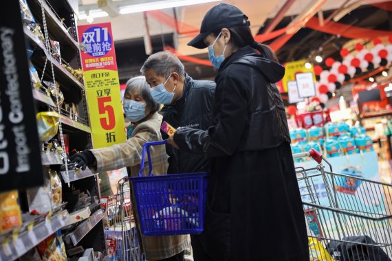 중국 한 대형마트에서 고객이 물품을 구입하고 있다. 사진=로이터/뉴스1