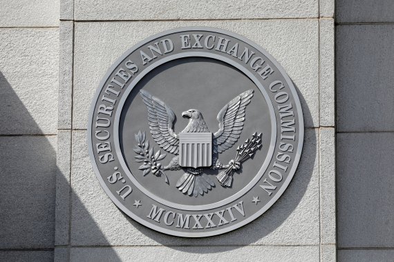 미국 증권거래위원회(SEC)는 12일(현지시간) 반에크의 비트코인 현물 ETF 상품에 대한 승인신청을 최종 거부했다. /사진=뉴스1로이터