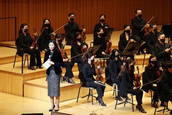 3일 서울 송파구 롯데콘서트홀에서 열린 창업주 탄생 100주년 기념음악회에서 조은화 작곡가가 신격호 창업주를 모티브로 한 추모공연을 선보이고 있다. 롯데그룹 제공