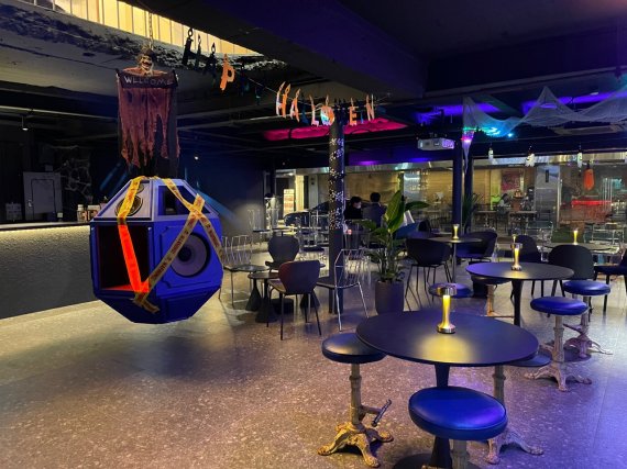 1층 카페브이 샴페인바 매장 전경