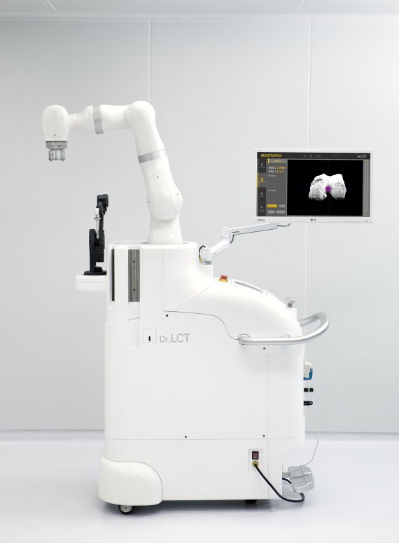 새로운 인공관절 수술용 로봇인 'Dr. LCT(닥터 엘씨티)'