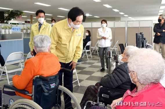 안병용 의정부시장 코로나19 접종자-근무자 응원격려. 사진제공=의정부시